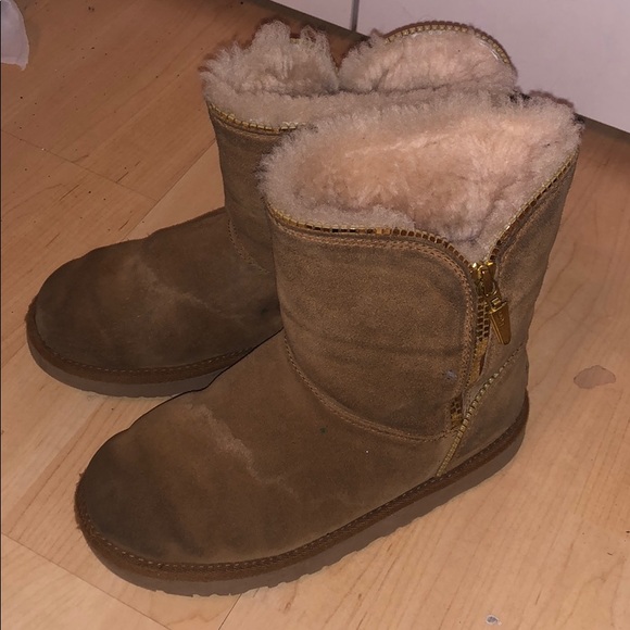 Tan ugg boots - Picture 2 of 3